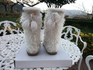 Botas de pelo blancas con pompones de segunda mano por 8 EUR en Redondela  en WALLAPOP