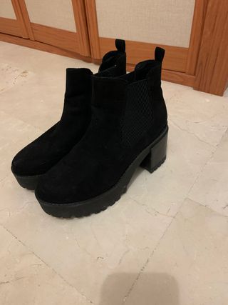Botas botines pull and bear de segunda mano por 15 EUR en Camas en WALLAPOP