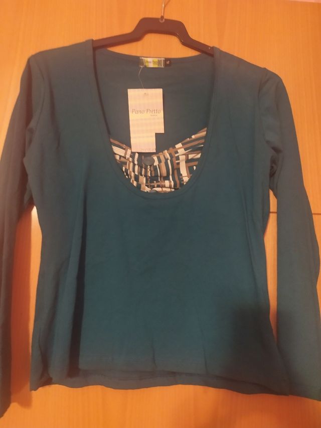 Camiseta azul azafata con adorno en el pecho