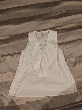 Blusa blanca volantes Stradivarius de segunda mano por 6 EUR en Madrid en  WALLAPOP