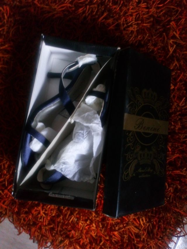 Sandalias azul marino de raso.