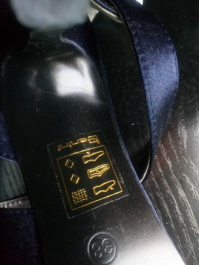 Sandalias azul marino de raso.