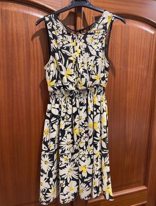 Vestido margaritas ZARA de segunda mano por 10 EUR en Oviedo en WALLAPOP