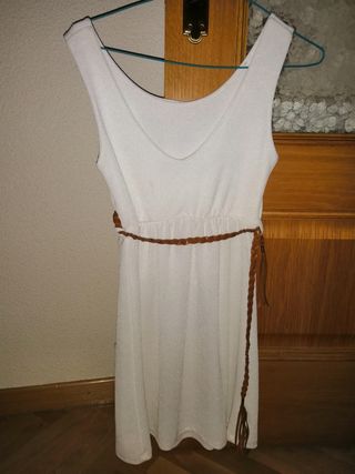 Vestido corto blanco con cinto inside de segunda mano por 4 EUR en Alcalá  de Henares en WALLAPOP