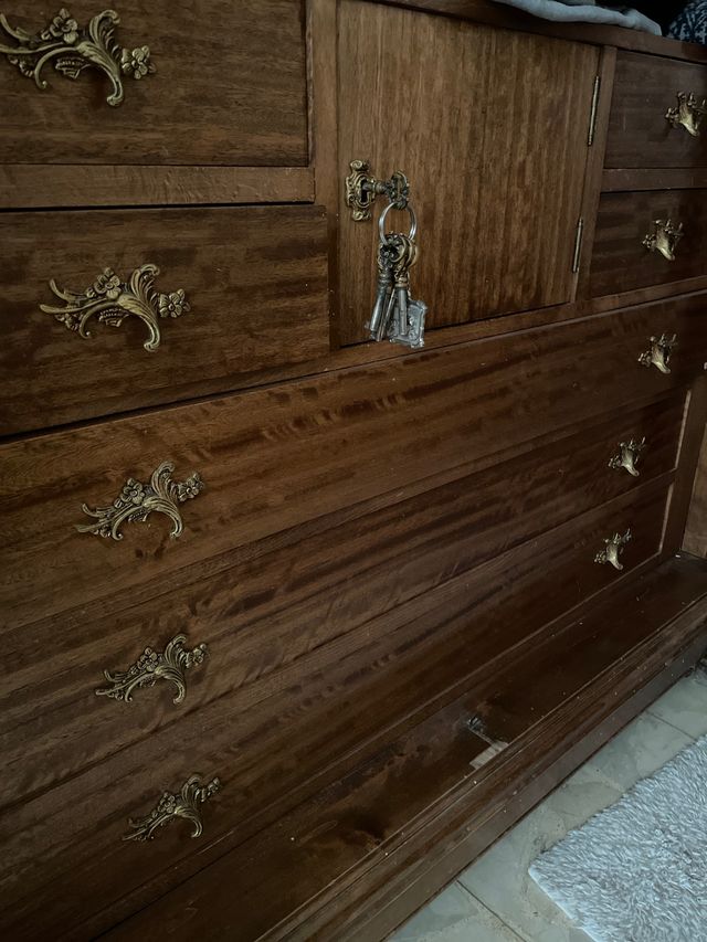 Armario de madera de segunda mano por 290 € en Vilanova i la Geltrú en