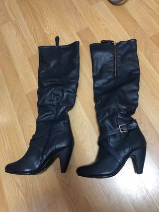 Botas tacón azul marino 39 corte inglés de segunda mano por 10 EUR en  Sabadell en WALLAPOP