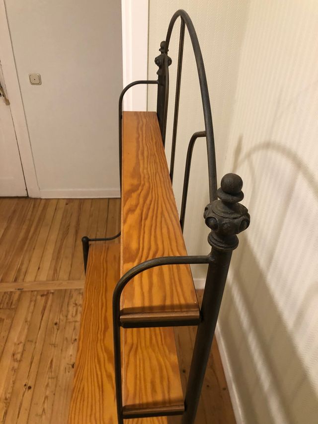 Estantería de forja y madera