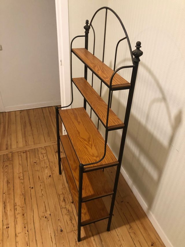 Estantería de forja y madera