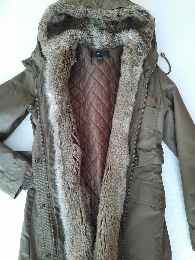 Parka con pelo extraerle de Mango talla XS