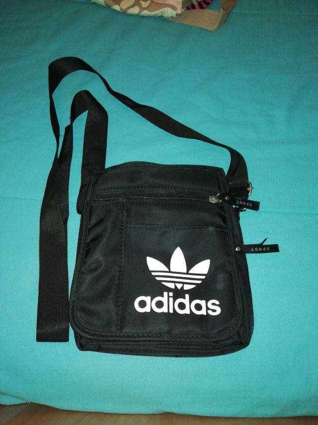 Consejo igualdad Descendencia Bandolera pequeña adidas de segunda mano por 8 EUR en Fuenlabrada en  WALLAPOP