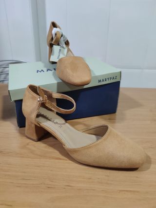 Zapatos de tacón bajo y ancho con pulsera de segunda mano por 9 EUR en  Cartagena en WALLAPOP