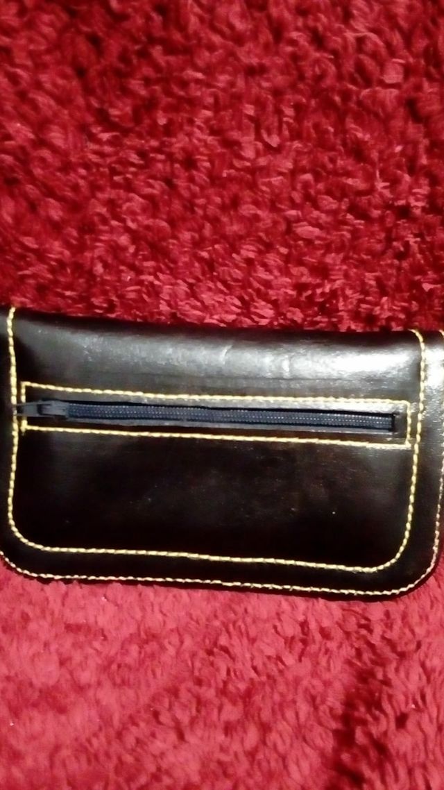 Carteras de piel nuevas