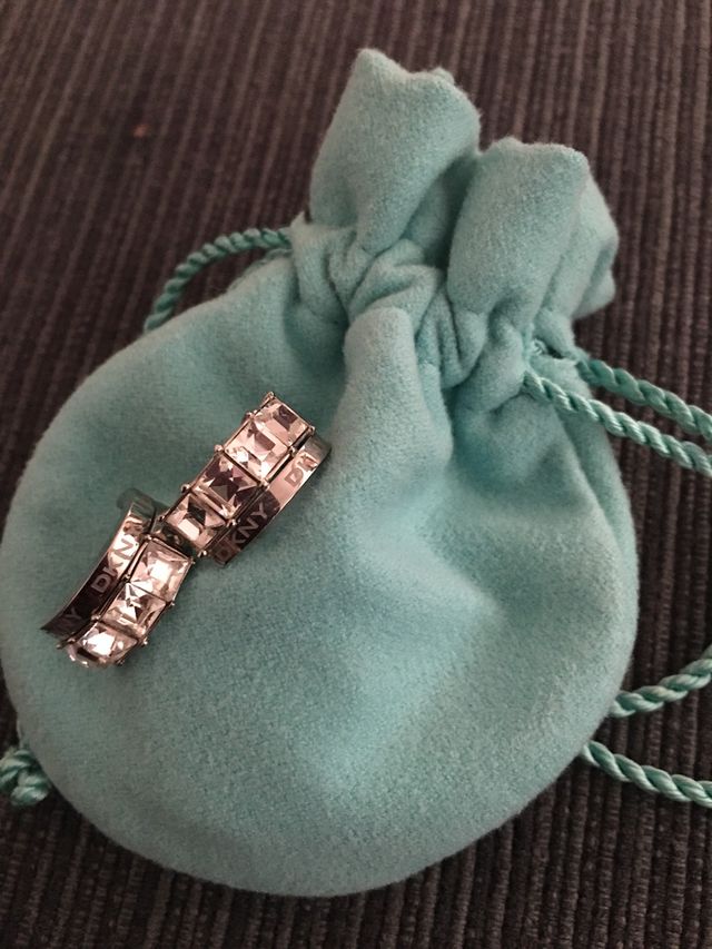 Conjunto de Reloj y Pendientes DKNY