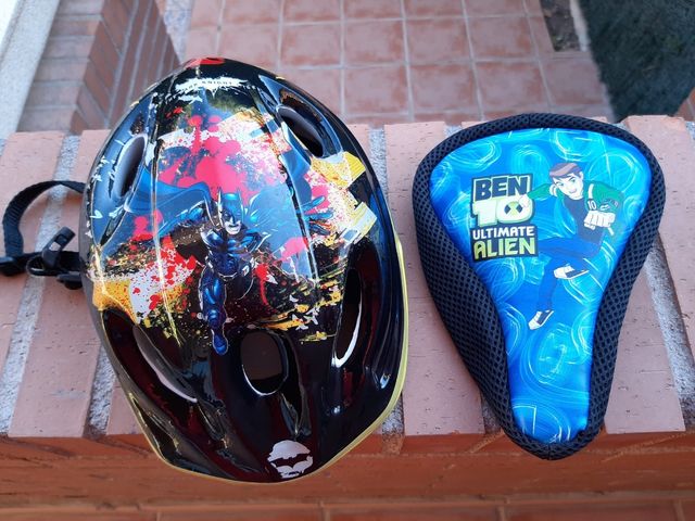 Casco infantil y funda sillín.
