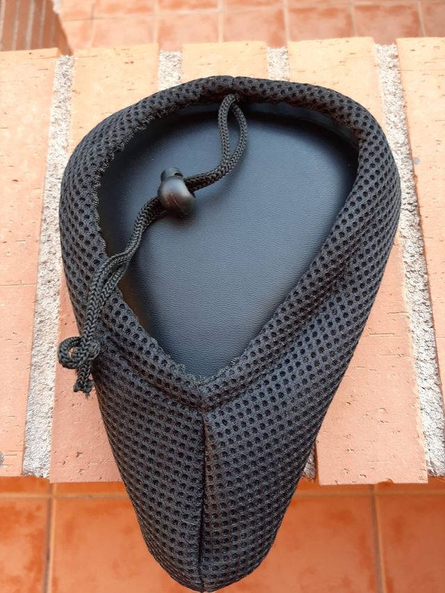 Casco infantil y funda sillín.