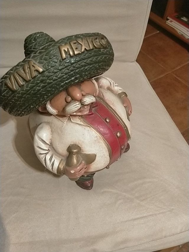 FIGURA HOMBRE MEXICANO. HUCHA .