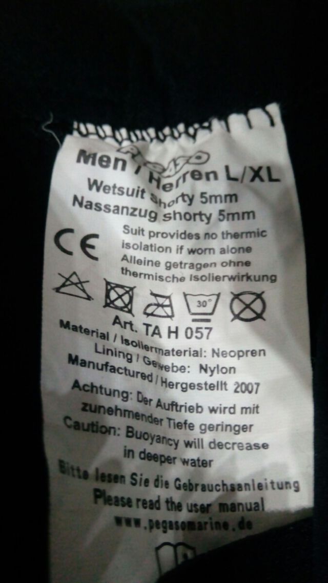 traje buceo o actividades acuáticas.