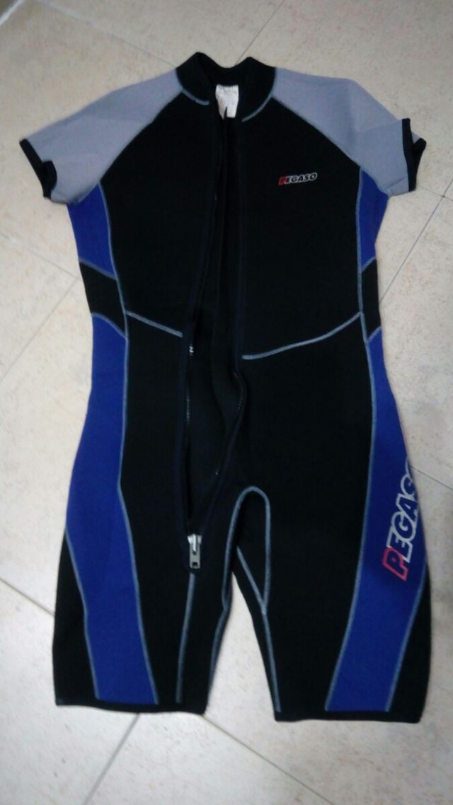 traje buceo o actividades acuáticas.