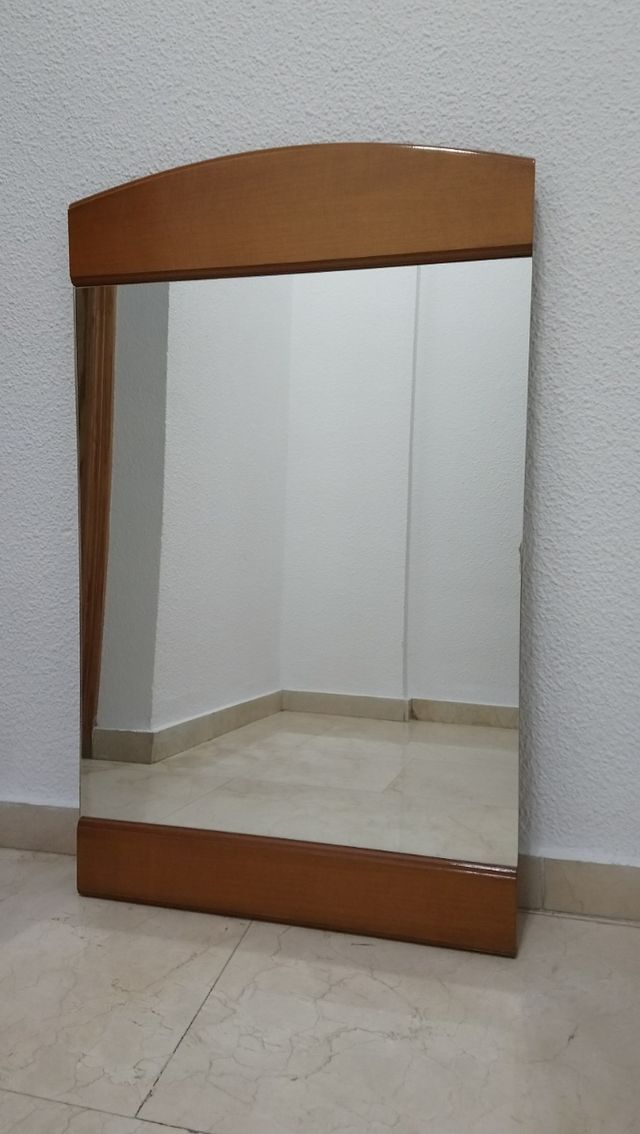 Espejo con marco de madera