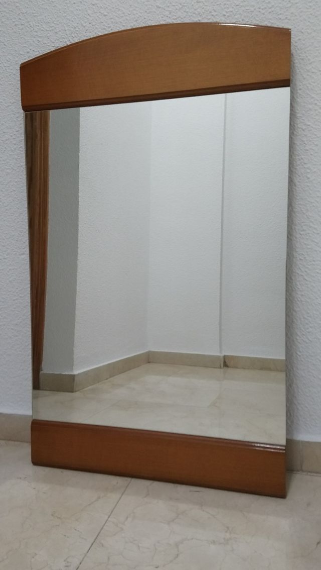 Espejo con marco de madera
