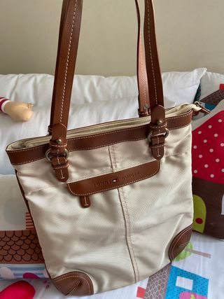 Bolso Tommy Hilfiger de segunda mano por 25 EUR en Torrelavega en WALLAPOP