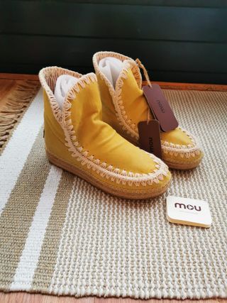 Botas mou amarillo a estrenar. de segunda mano por 150 EUR en Oviedo en  WALLAPOP
