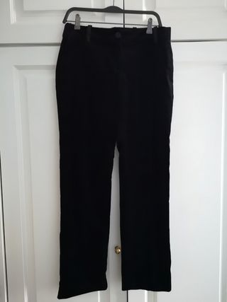 Pantalón negro de terciopelo. Mango de segunda mano por 20 EUR en Madrid en  WALLAPOP