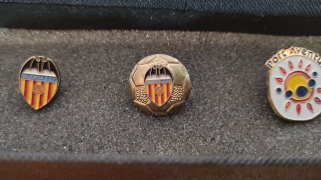 PINS DEL VALENCIA Y DE PORT AVENTURA