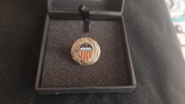 PINS DEL VALENCIA Y DE PORT AVENTURA