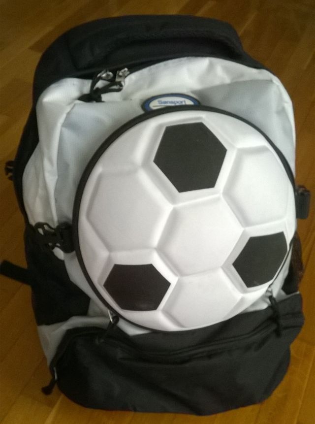 Mochila con bolsillo balón fútbol