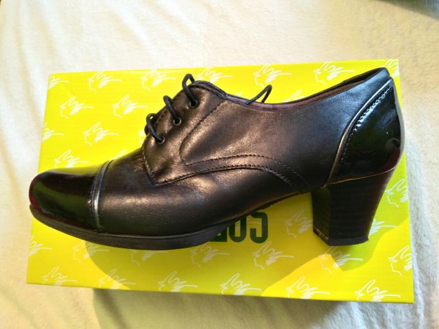 Zapatos de tacón negros de cordones de PITILLOS