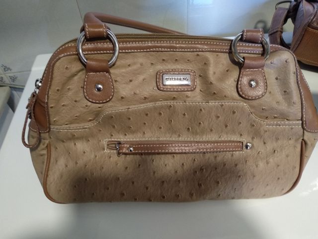 Bolsos de piel.