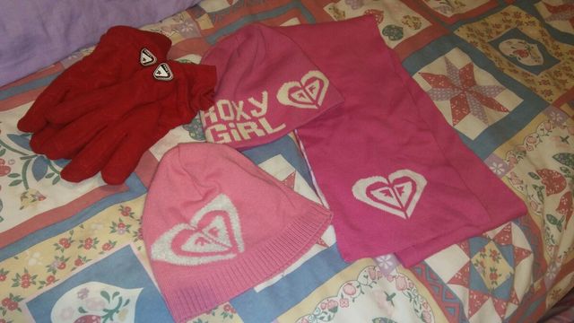 2 gorros, bufanda y guantes marca roxy.