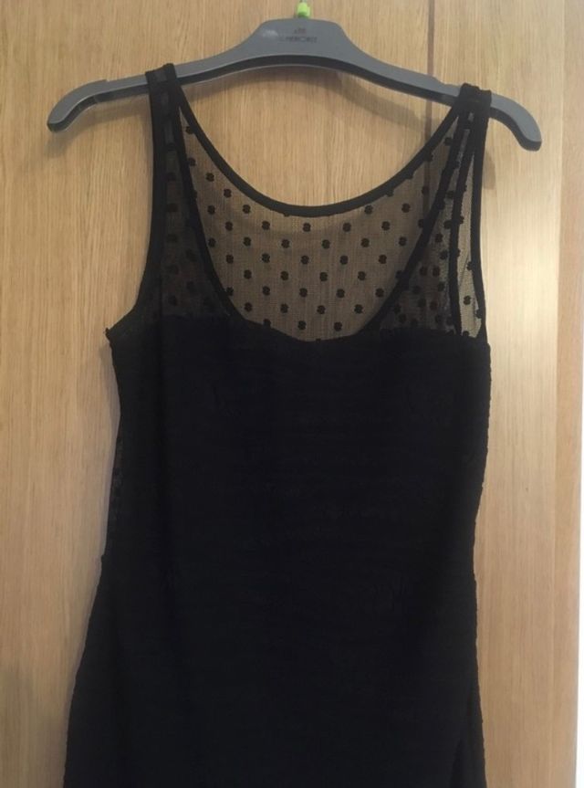 Vestido negro con escote en espalda