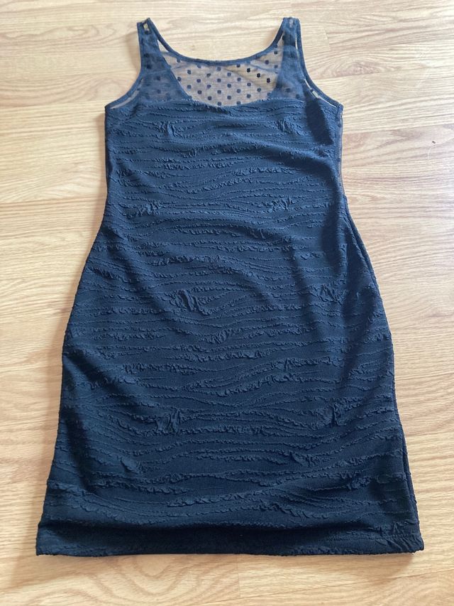 Vestido negro con escote en espalda