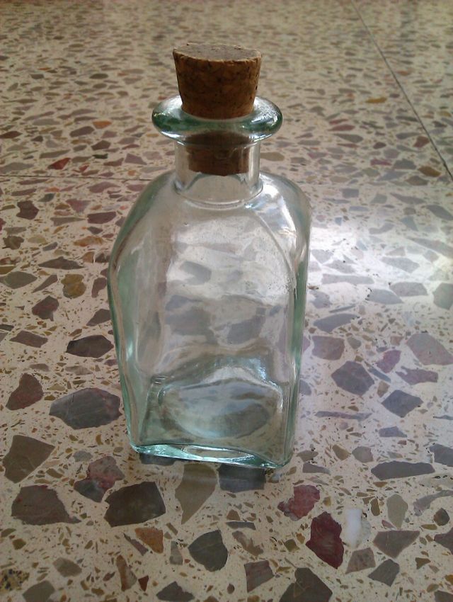 botes de cristal con tapón de corcho
