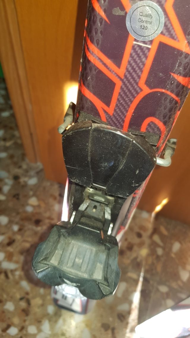 Set de esquí: botas, bastones y esquís