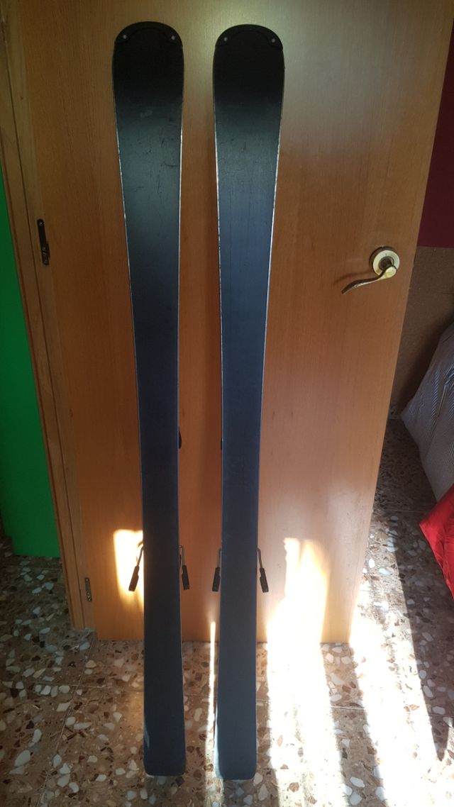 Set de esquí: botas, bastones y esquís