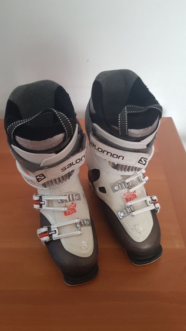 Set de esquí: botas, bastones y esquís