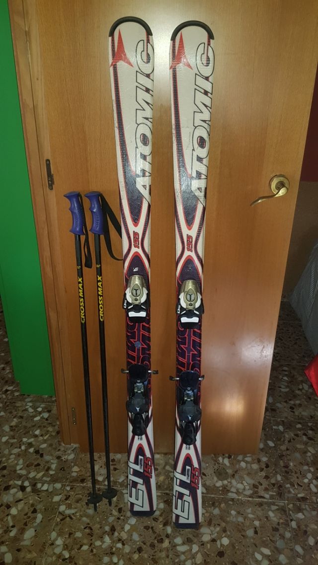 Set de esquí: botas, bastones y esquís