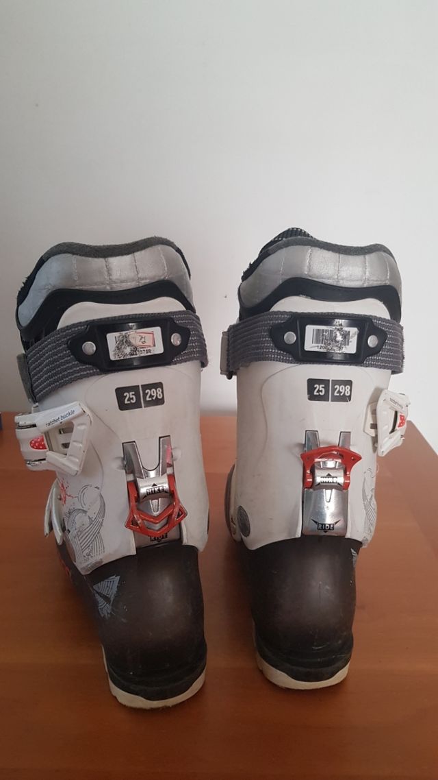 Set de esquí: botas, bastones y esquís