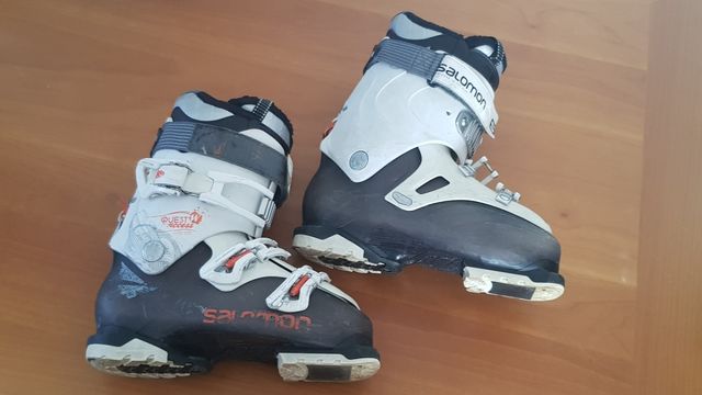 Set de esquí: botas, bastones y esquís