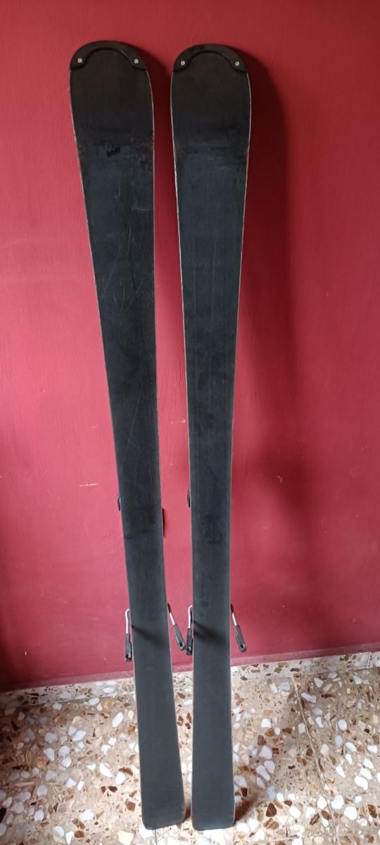 Set de esquí: botas, bastones y esquís