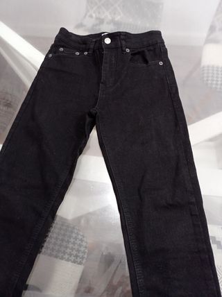 Pantalones negros pull and bear de segunda mano en Ciudad Real en WALLAPOP