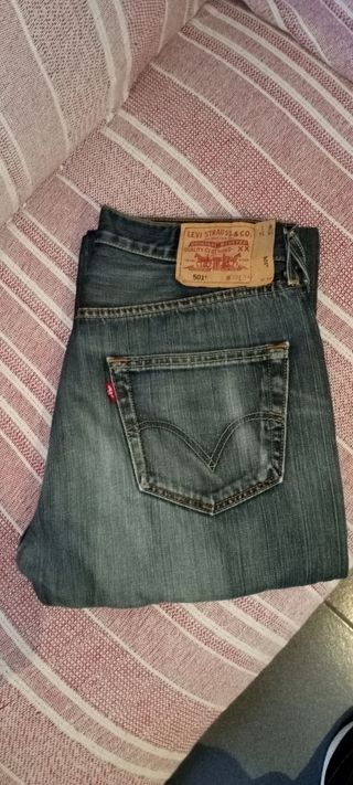 Pantalones levis en perfecto estado varias tallas de segunda mano por 25  EUR en L\\'Hospitalet de Llobregat en WALLAPOP