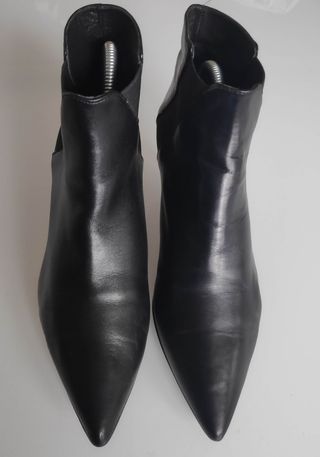 Botines de piel negros Gloria Ortiz. Talla 40. de segunda mano por 110 EUR  en Navalcarnero en WALLAPOP