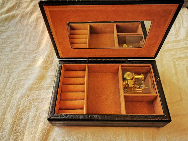 Joyero de piel marrón