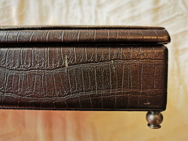 Joyero de piel marrón