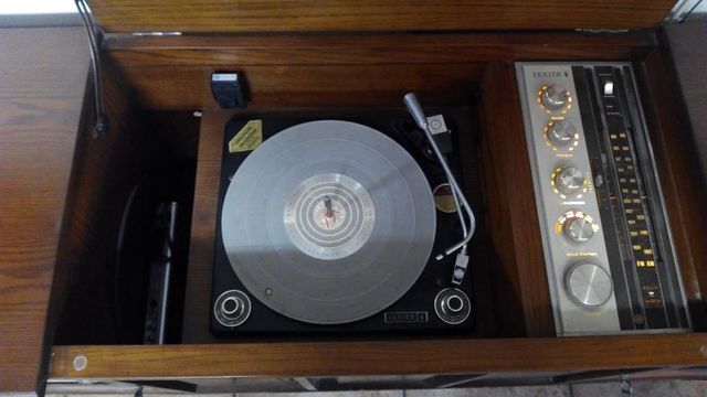 Mueble tocadiscos musical. de segunda mano por 220 EUR en Huércal de