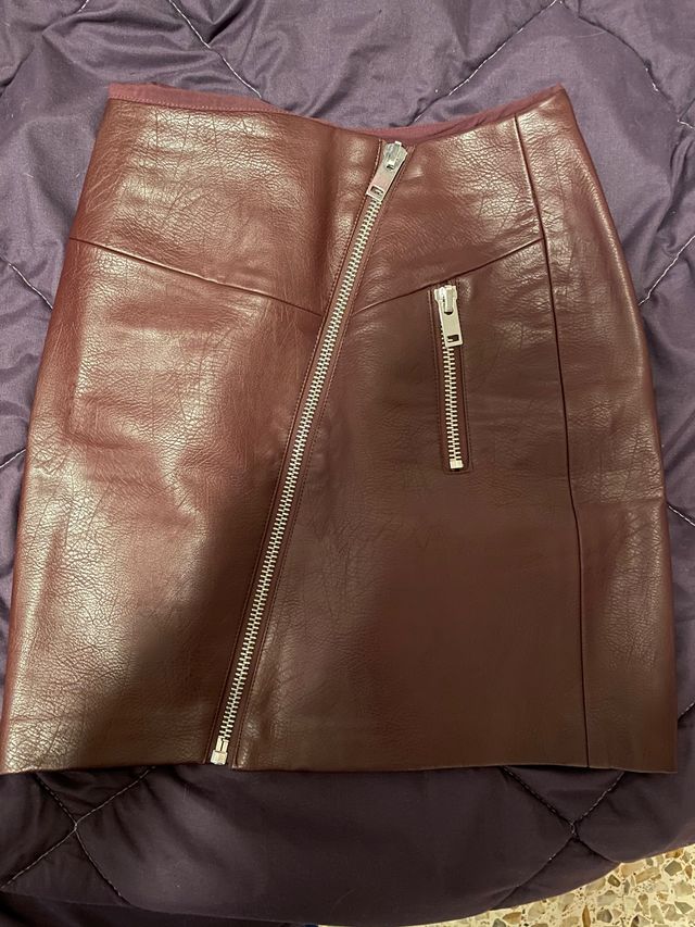 Falda de cuero granate